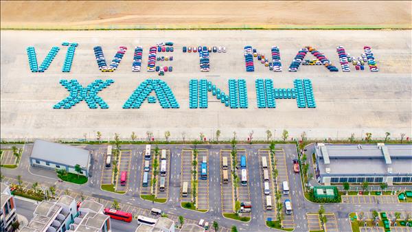 Gần 400 xe điện VinFast tạo biểu tượng "Vì Việt Nam Xanh"