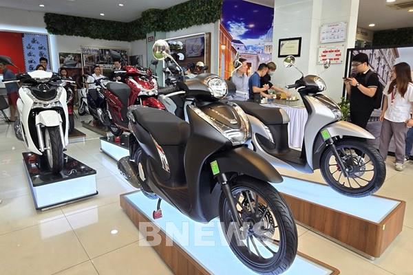 Thị trường xe máy xăng "rục rịch" giảm giá trước "giờ G"