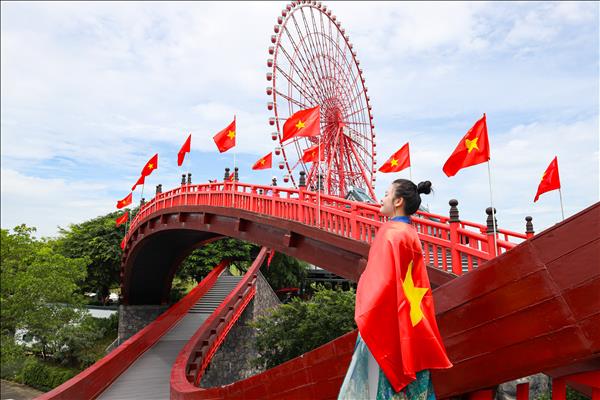 Dịp lễ 30/4, đến Sun World Ha Long sống trong rực rỡ cờ hoa