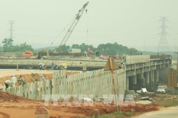 Cao tốc Vạn Ninh - Cam Lộ đạt 83% sản lượng thi công, phấn đấu thông tuyến chính dịp 30/4