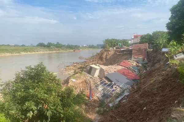 Hà Nội công bố tình huống khẩn cấp sạt lở bờ sông Đuống tại quận Long Biên