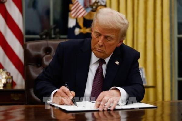Tổng thống Mỹ D. Trump dọa áp thuế 100% với hàng hóa Canada