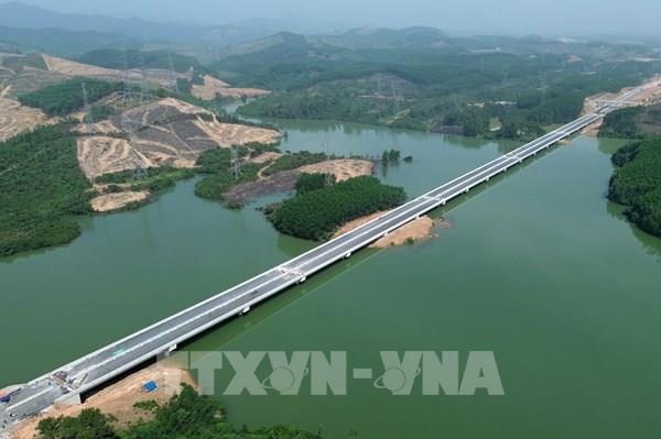 Cận cảnh cao tốc Bùng - Vạn Ninh sẵn sàng thông xe toàn tuyến dịp 30/4