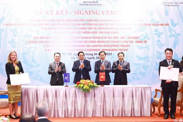 Ký các Hiệp định vay và viện trợ cho các dự án vay vốn WB và ADB