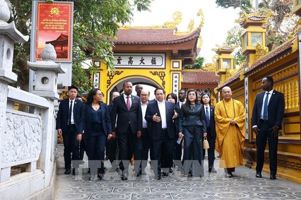 Thủ tướng Phạm Minh Chính và Thủ tướng Ethiopia tham quan chùa Trấn Quốc