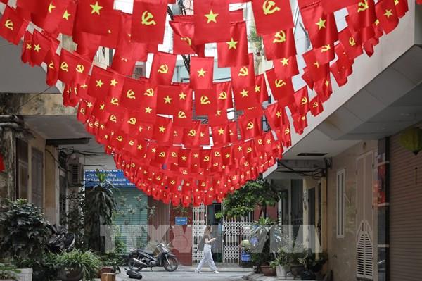 Hà Nội rực rỡ sắc cờ Tổ quốc chào mừng 50 năm thống nhất đất nước