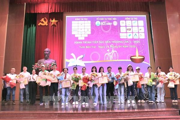 Bến Tre tặng hàng trăm phần quà cho học sinh có hoàn cảnh khó khăn