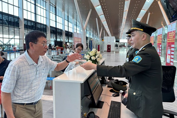 Sân bay Tân Sơn Nhất có xe buýt nội bộ từ Nhà ga T3 cho khách nối chuyến