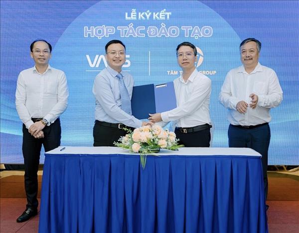 Hợp tác để chuẩn hóa đội ngũ môi giới bất động sản