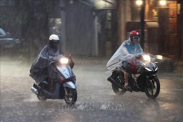 Mưa lớn kèm dông, lốc, mưa đá gây thiệt hại nghiêm trọng tại nhiều tỉnh, thành