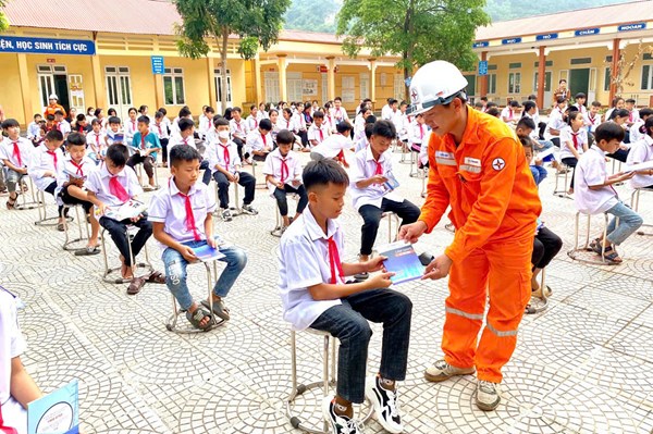 Điện lực Hòa Bình tăng cường đảm bảo hành lang an toàn lưới điện