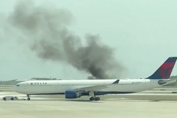 Sơ tán 200 hành khách do máy bay của Delta Air Lines bốc cháy