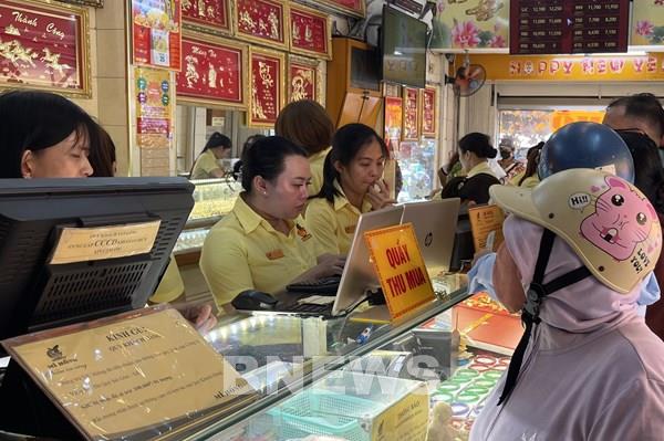 Giá vàng chiều 22/4 lập đỉnh mới, cảnh báo cẩn trọng trong giao dịch