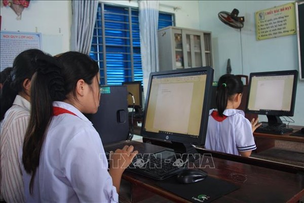 Giúp trẻ em vùng biên tiếp cập chuyển đổi số