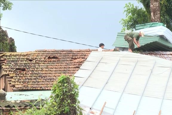 ﻿ Mưa dông kèm lốc làm 200 căn nhà hư hỏng, tốc mái tại các địa phương