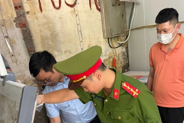 Tạm giữ trên 800kg xúc xích, lạp xưởng không rõ nguồn gốc xuất xứ