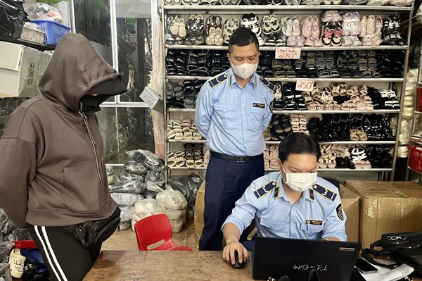 Phát hiện nhiều hàng hóa giả mạo nhãn hiệu thế giới tại Chợ Nhà Xanh, Hà Nội