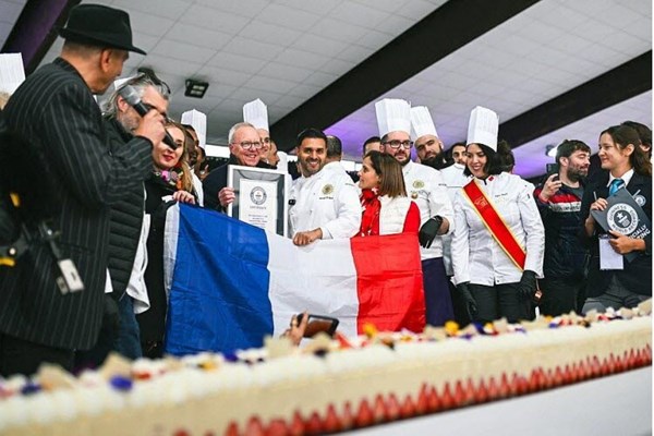 Kỷ lục chiếc bánh dâu tây dài tới 121m