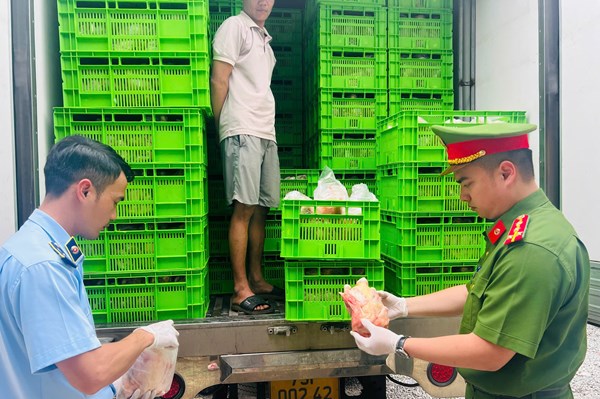 Phát hiện 20 tấn thịt gà, gà ủ muối không đảm bảo an toàn thực phẩm