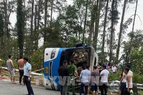 Lật xe khách ở Tam Đảo: Hai người tử vong, nhiều người bị thương