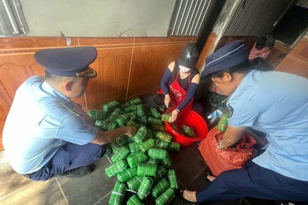 Phát hiện gần 1 tấn thực phẩm bẩn, không rõ xuất xứ  ﻿