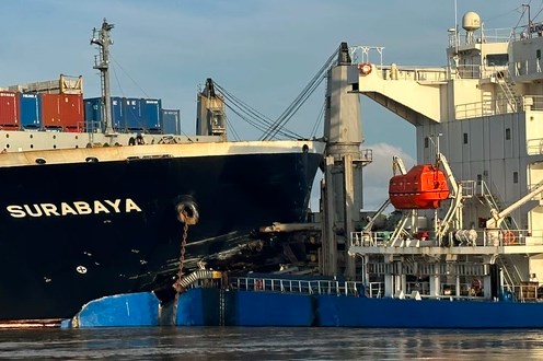 Hai tàu hàng va chạm trong đêm, cảnh báo tràn dầu trên sông