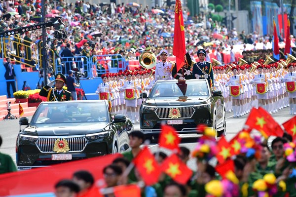 Bí mật đằng sau chiếc VinFast VF 9 mui trần phục vụ diễu binh, diễu hành