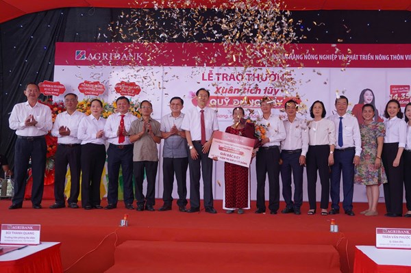 Agribank trao giải đặc biệt chương trình Tiết kiệm dự thưởng “Xuân tích lũy - Quỹ đong đầy” 