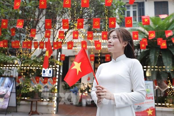 Hà Nội rực rỡ màu cờ đỏ chào mừng 50 năm non sông thống nhất