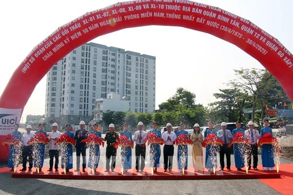 Thông xe hơn 4 km dự án cải tạo hạ tầng kênh Tham Lương - Bến Cát