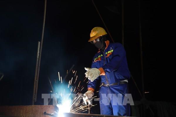 Thi công cao tốc Bắc – Nam: “Làm ngày không đủ, tranh thủ làm đêm”