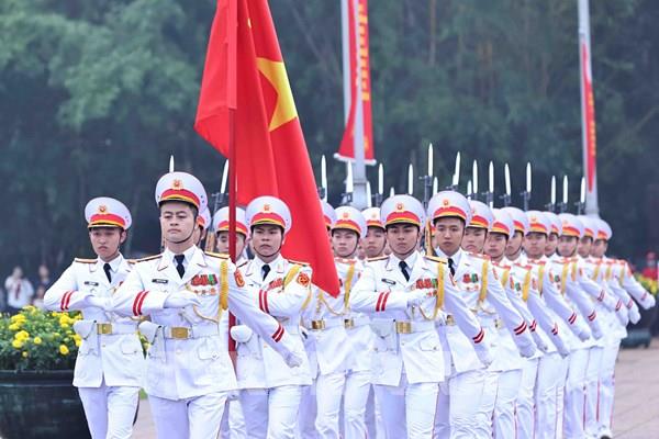 Lễ chào cờ đặc biệt chào mừng 50 năm thống nhất đất nước tại Quảng trường Ba Đình