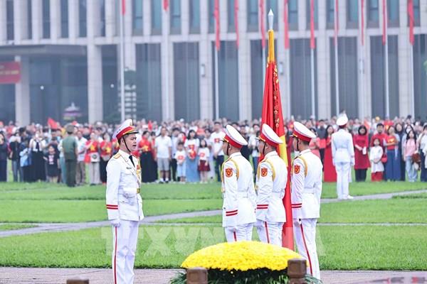 Lễ chào cờ đặc biệt chào mừng 50 năm thống nhất đất nước tại Quảng trường Ba Đình