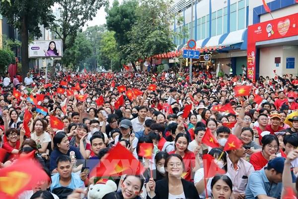 Hình ảnh người dân đổ về trung tâm TP HCM xem diễu bình, diễu hành