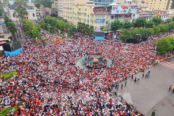 Người dân khắp nơi đổ về TP HCM xem diễu binh, diễu hành