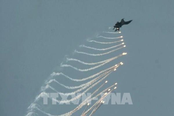 Mãn nhãn với màn biểu diễn chào mừng kỷ niệm 50 năm Giải phóng miền Nam của Không quân Việt Nam