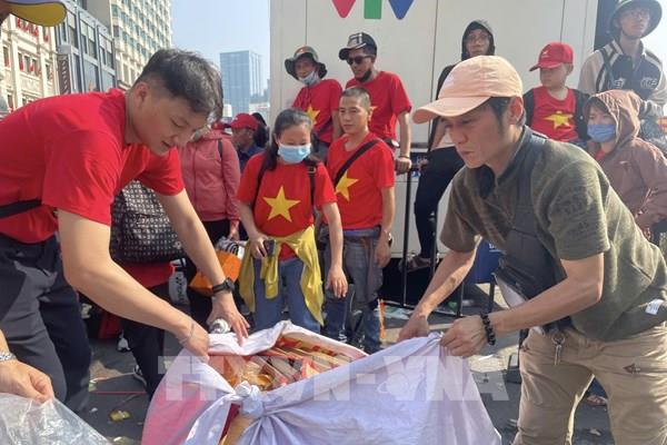 Nhiều bạn trẻ thu gom rác sau lễ diễu binh, diễu hành