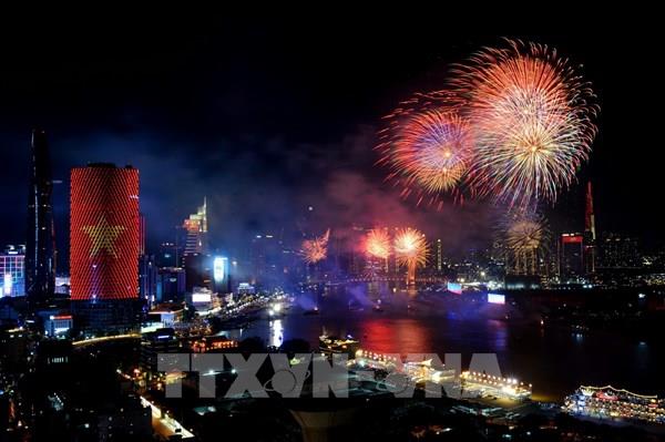 Ấn tượng màn bắn pháo hoa và trình diễn drone mừng đại lễ 30/4 tại Tp Hồ Chí Minh