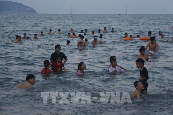 Biển Cửa Lò hút khách trong dịp nghỉ lễ