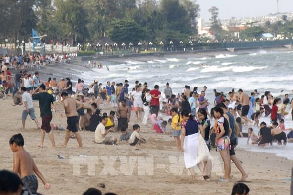 Phan Thiết kín phòng, bãi biển đông nghịt người dịp 30/4–1/5