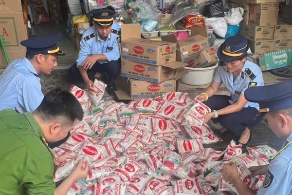 Tạm giữ hơn nửa tấn mì chính nghi giả tại chợ Vinh, Nghệ An