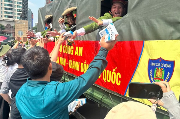 TH true MILK, Dalatmilk tiếp sức các chiến sĩ và người dân tại Đại lễ 30/4