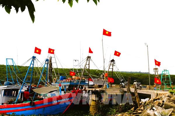 Cờ Tổ quốc tô điểm không gian làng biển tại Nghệ An