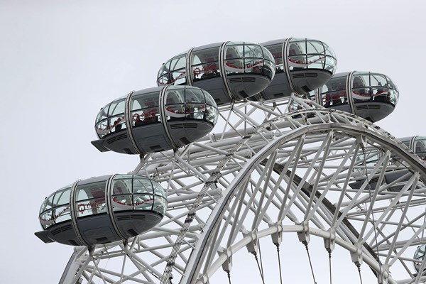 Nhiều du khách mắc kẹt trên vòng quay London Eye giữa nắng nóng