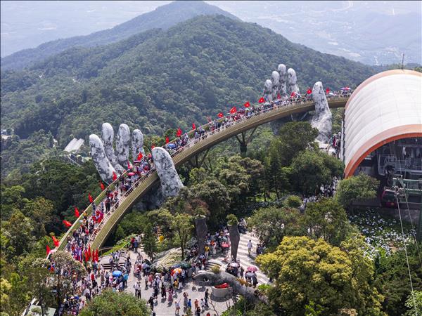 Du khách hào hứng check in không gian rực rỡ cờ hoa tại Sun World Ba Na Hills