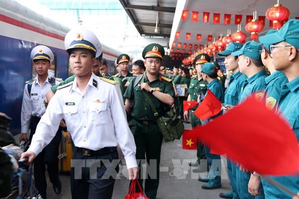Đoàn cán bộ, chiến sĩ diễu binh về đến Hà Nội: Giây phút tự hào
