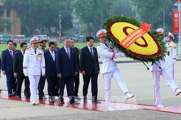 Đại biểu Quốc hội vào Lăng viếng Chủ tịch Hồ Chí Minh