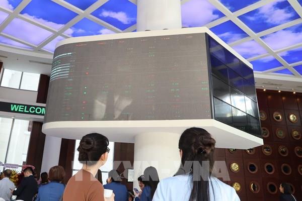 VN-Index vượt 1.340 điểm nhờ cổ phiếu năng lượng bứt phá