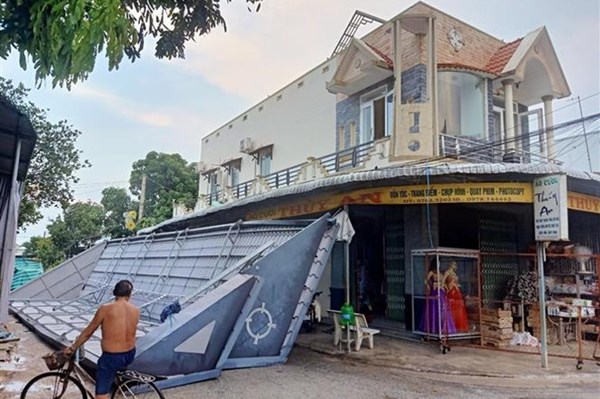 Mưa lớn kèm dông lốc gây thiệt hại tại nhiều địa phương