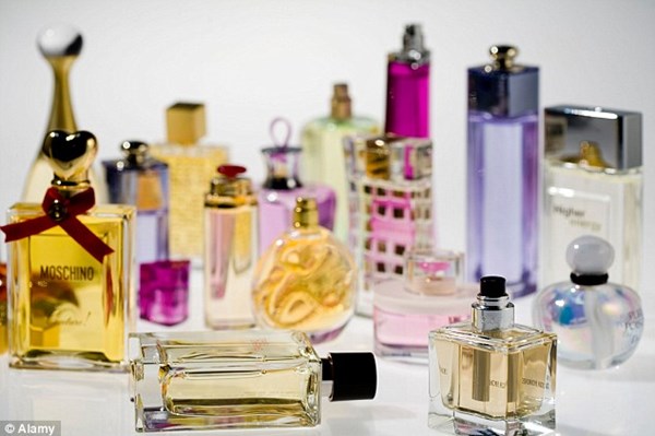 Phá kho nước hoa giả trị giá 4,3 triệu baht tại Bangkok